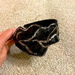 Decorative headband with sequins